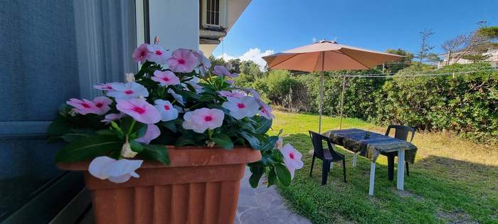 Giardino con tavolo e ombrellone