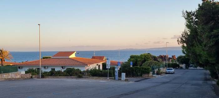 Strada verso il mare con parcheggio